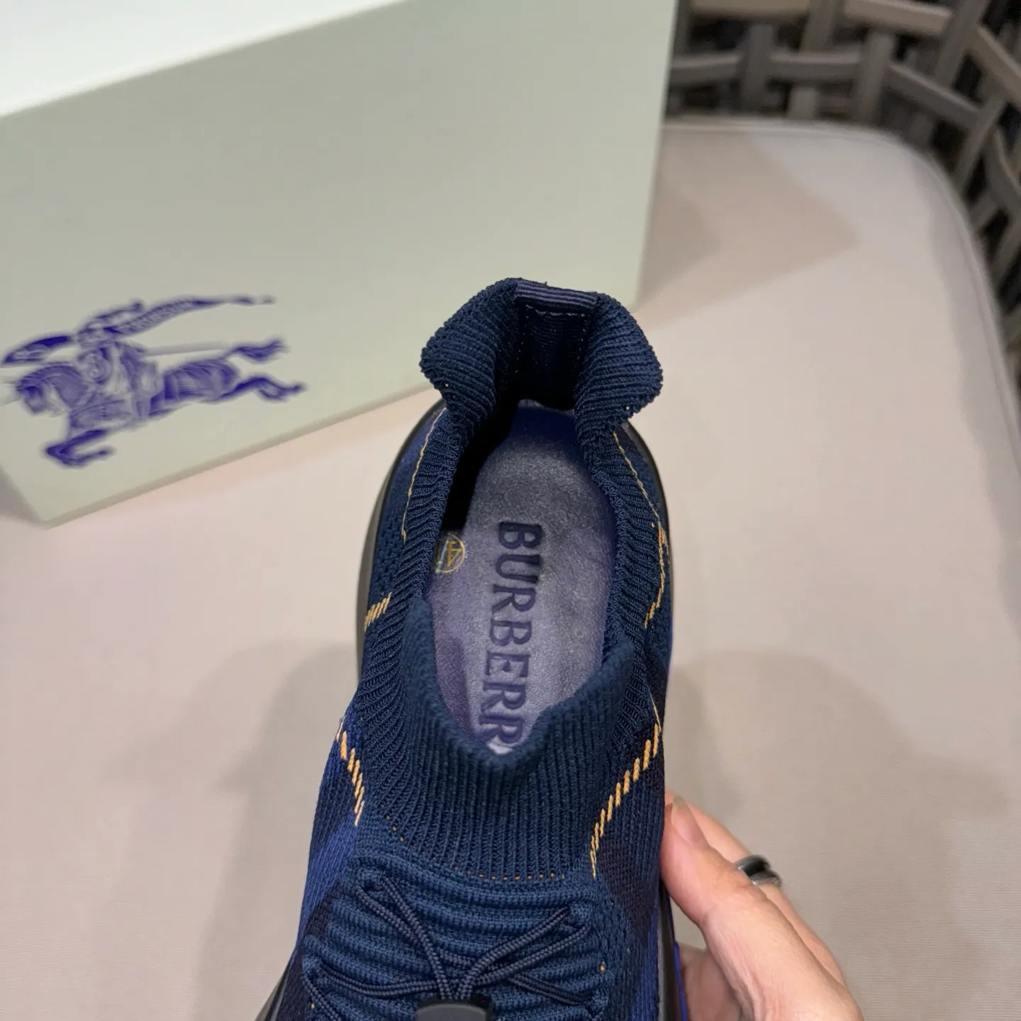 Factory price: 480💰BURBERRY/Burberry plaid knitted Ne men's shoes💰tune sneakers｜With breathable sock-style upper｜Embellished with knitted Burberry plaid｜Leather lining Incorporated into a plaid lace design｜Equipped with B-shaped shield buckle｜The sole is decorated with a large wrapped equestrian knight logo (EKD)｜Round toe #drawstring closure#The sole is decorated with the equestrian knight logo (EKD)｜At least 50% of the main materials of the boutique are from renewable sources Size: 39-44 (45 custom-made)